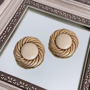 Une Ligne Vintage 80’s clip-on earrings from Paris